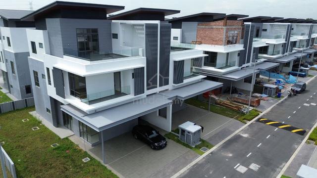 Luxury 3 Storey Semi D End Unit Broadleaf Residences Kota Kemuning 1