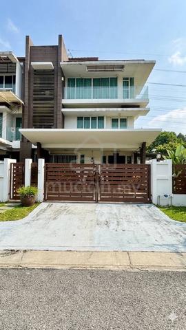 [corner Lot With Big Garden] Double Storey Superlink Usj Heights 1