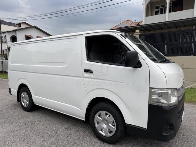 Toyota HIACE 2.5 (M) Panel Van TIP TOP CONDITION - 3