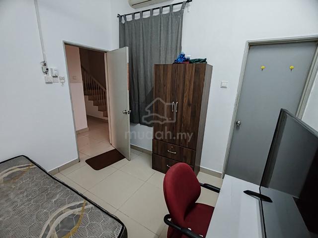 LADIES ONLY Room w Bathroom for Rent @ Bandar Saujana Putra near MAHSA 1