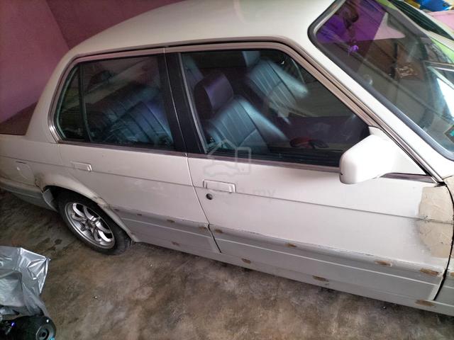BMW E30 sedan - 2