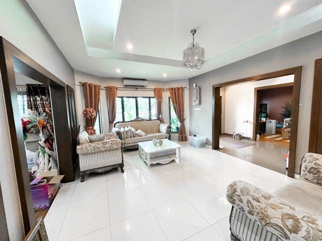 Spacious Double Storey Bangi Bungalow with Private Swimming Pool & Big 2