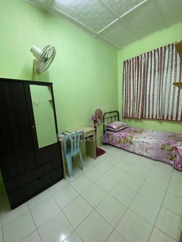 Middle Room for Rent (Female Muslim) 1