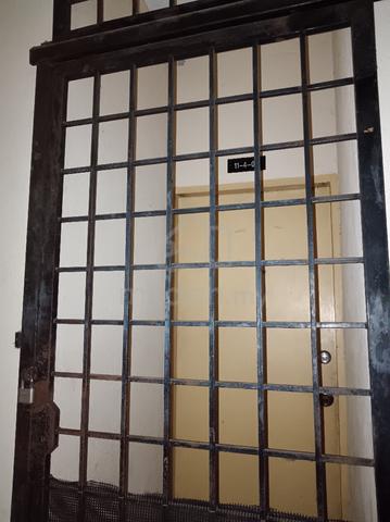 Rumah flat tingkat 4, 3 bilik tidur, 1 tandas dan bilik air.  1
