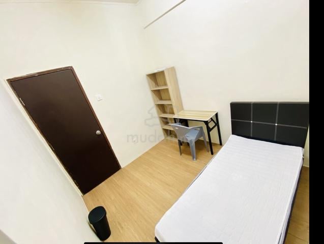 Walk 2 mins to LRT - Cozy Room  1