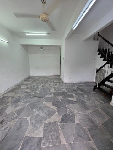 For rent double storey 20x60 4r+2b walking distance to LRT station 1