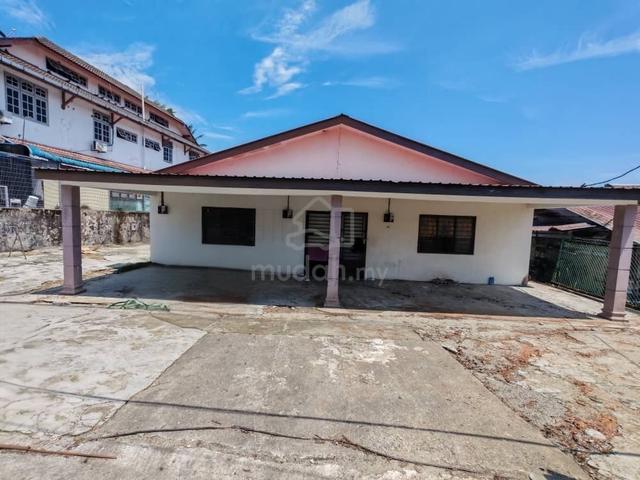 Tampoi Single Storey Original House For Rent 1