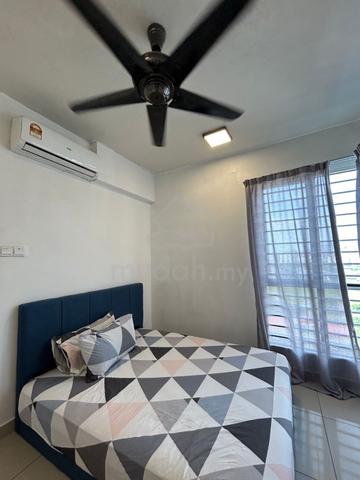 Bilik Sewa PEREMPUAN Master Bedroom with Private Bathroom and A/C 1