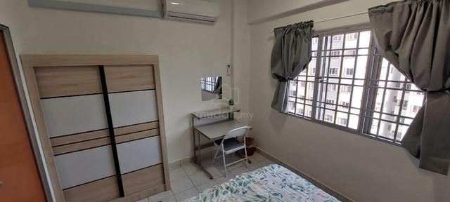 Large King Room 100m from Mutiara MRT Station 3