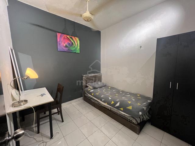 Near LRT Ara Damansara - male small room ( Puncak Seri Kelana condo ) 1