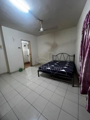 Bilik masterbedroom ada private toilet di MAGNAVILLE CONDO selayang 1