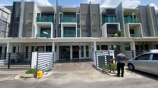 FREEHOLD HOT AREA🔥‼️ 3 Storey Taman Bangi Vista Villa Bangi Kajang 1