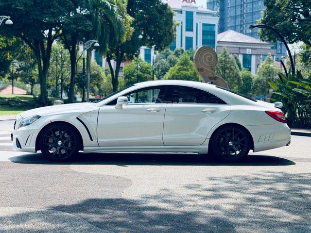 Mercedes Benz CLS63 AMG Coupe V8 Bi-Turbo - 3