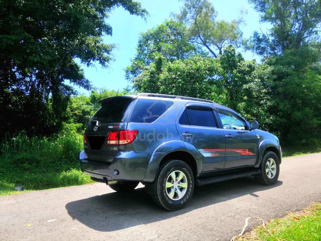 Toyota Fortuner 2.5 Diesel Manual 4x4 - 2