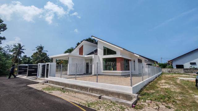 BUNGALOW Cantik Modern Design Pantai Cherok Paloh , Kuantan 1