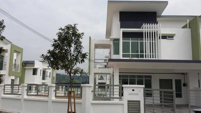 corner unit, gated and guarded. near o UITM, near to grocery shop 1