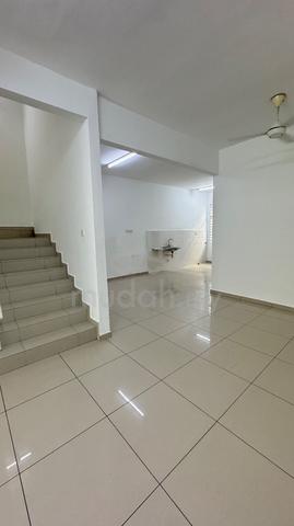 3-Storey Terrace at Farlim| 6Rooms 4
