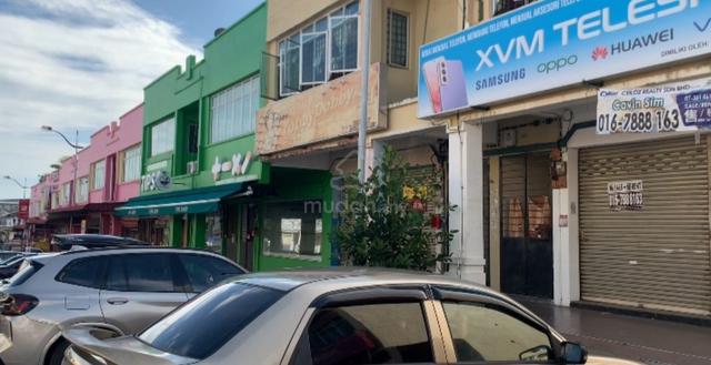 Kedai Separuh Skudai depan Umall 1