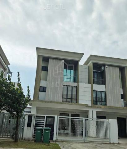 Setia Alam Setia Utama 1 3sty semi d fully renovated below market valu 1