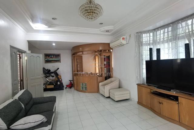 【Renovated】Taman Molek Double Storey 40x80 Semi D 1