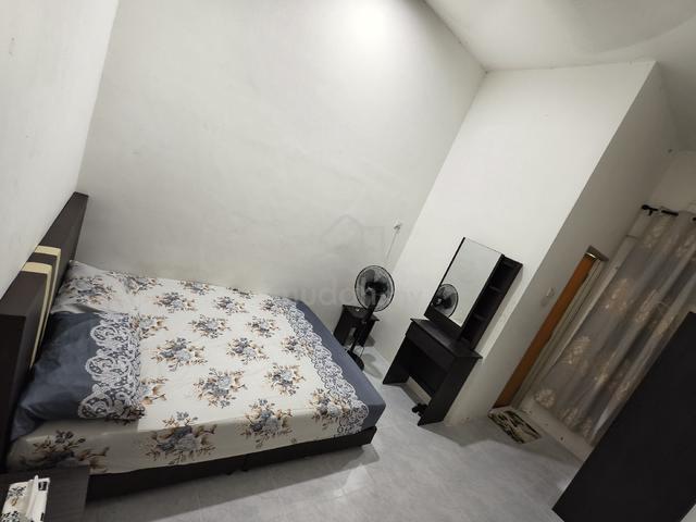 Bilik Sewa Perempuan (master room) 1