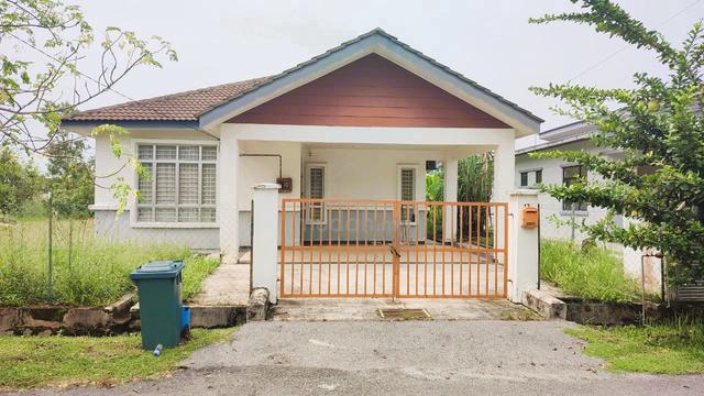Banglo Corner Lot SEMI FURNISHED - Seksyen 18, Bandar Tasik Senangin 1