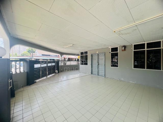 Corner !!! Single Storey With Mezzanine Floor @ Pokok Mangga, Melaka 1