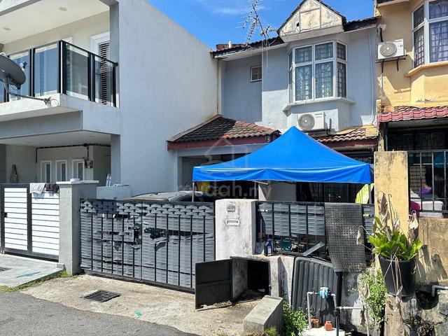 Teres 2 Tingkat Freehold Taman Dahlia, Salak Tinggi Hadapan surau 1