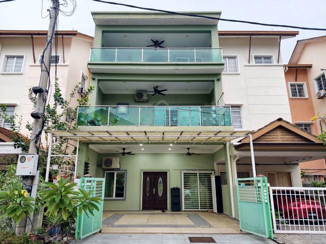 RENOVATED & PARTIALLY FURNISHED 2.5 Storey Taman Ukay Perdana, Ampang 1
