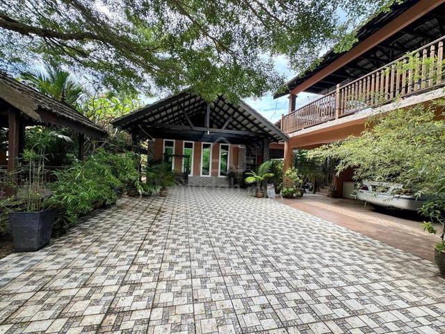 Banglo Kg Meraga Beris, Kijal 1