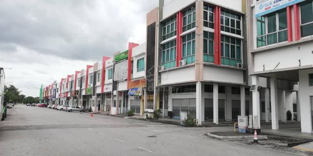 Facing Main Road Shop for Sale at Simpang Ampat (Pearl Avenue) 2