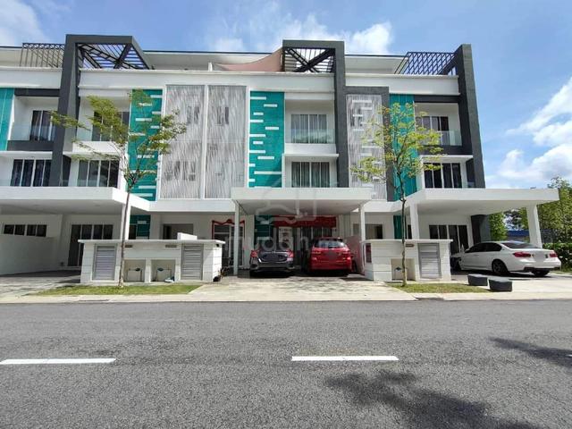 Majestic Rawang: Female-Only, Air-Cond Middle Room + Private Bathroom. 1