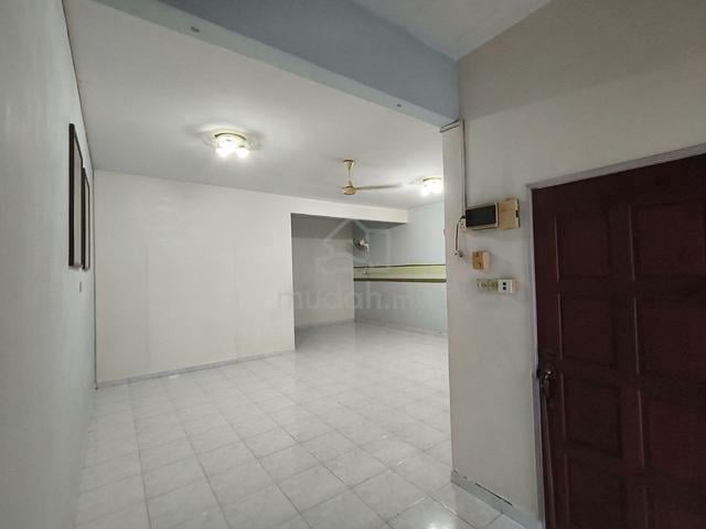 Nice Cosy Pulai Utama 2.5 Storey Terrace House for Sale 1