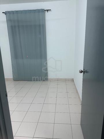 Middle room for rent at Sri Putramas 2