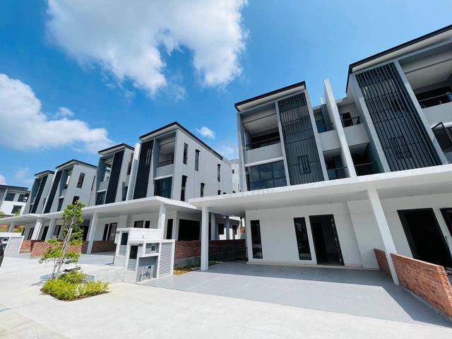 FREEHOLD 2.5 Storey Semi-D Cluster Bromelia Bukit Puchong 1