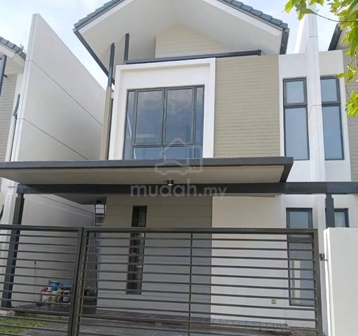 Avira @ Medini, 2 storey house, new touch up, good condition, cheap 1