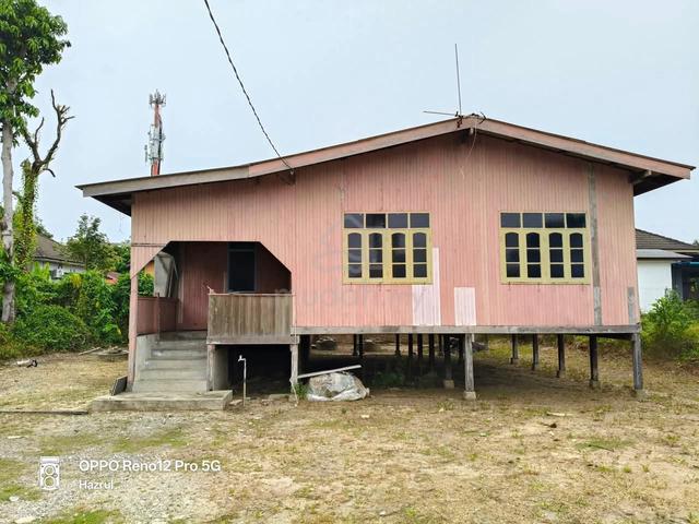 Tanah LOT BANGLO SERTA RUMAH KAYU CANTIK BELAKANG UNISZA GONG BADAK 1