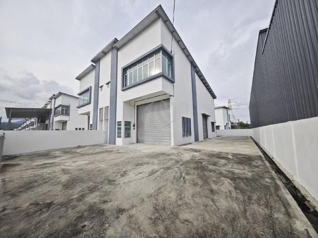 Pengkalan / 1.5 Storey Semi-D Factory For Rent / 5,500 sqft / 100 Amp 1