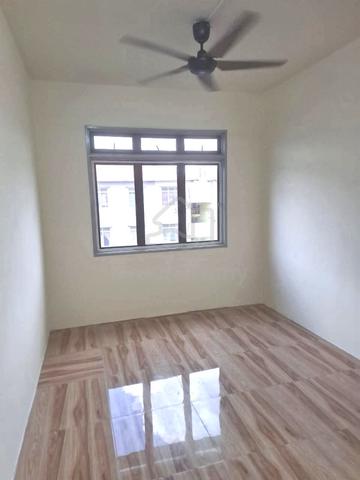 Flat Taman Molek 4