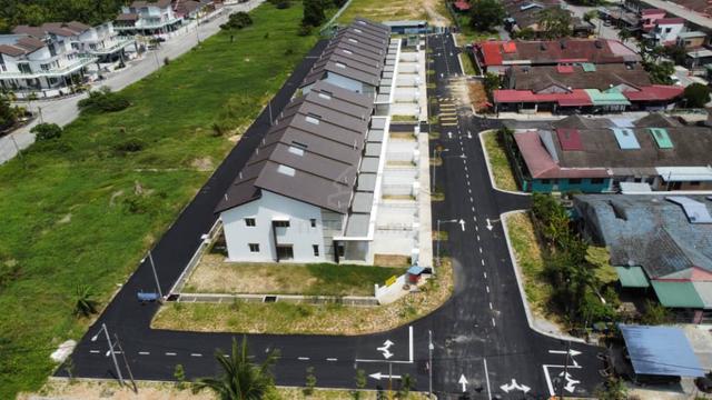 READY Unit Double Storey 20'x91' Non Bumi Lot, FULL LOAN Sabak Bernam 4