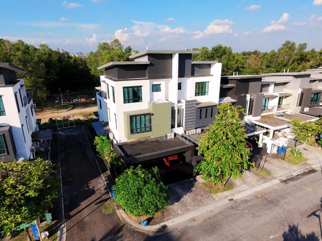 FACING GARDEN END Lot 3 Storey Superlink House Alam Impian Shah Alam 1