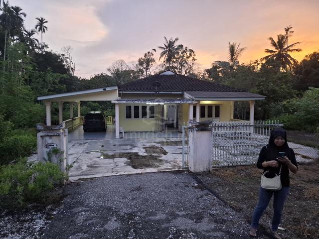 Bungalow house with fruits trees 1