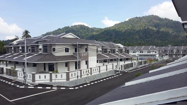 Rumah Teres 2 Tingkat Jalan ke TLDM Lumut Manjung 1