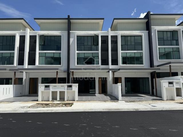 100% Loan + Cashback! New 3 Storey House, 5 Room 5 Bath, Move In Ready 1
