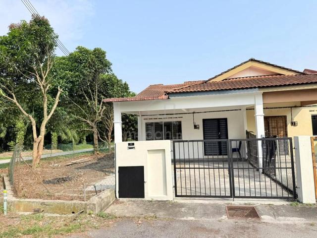 Corner Lot Single Storey Terrace Taman Langat Utama, Sepang 1
