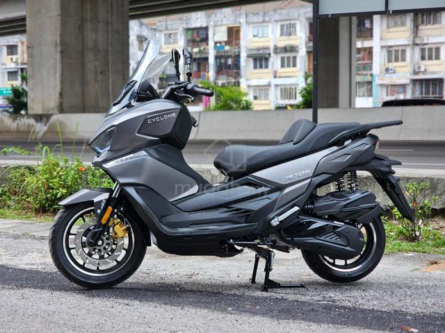 Cyclone RT2S ABS TCS - Premium Comfortable Scooter - photo 2 of 29