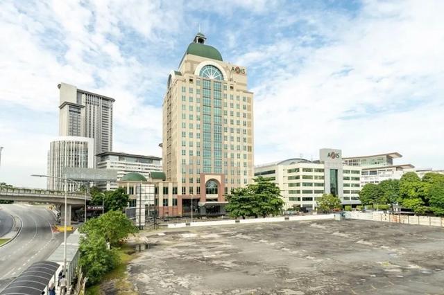 Find office space in Regus Menara Axis for 2 persons 1