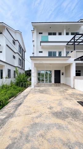 For Rent 3-Storey Terrace @ End Lot @ Taman Merbau Indah 1