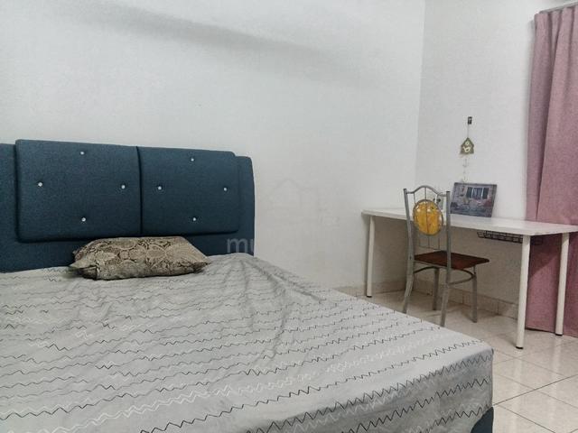 Palm spring Kota damansara Female unit available Middle room for rent 1