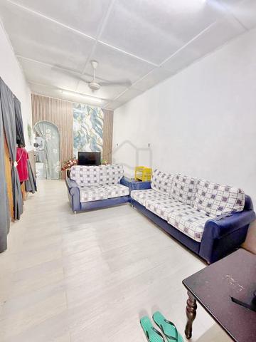 Jalan Emas Merah 1, Taman Emas Merah, Pekan Nanas 1